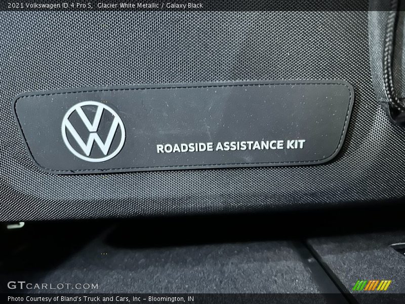 Glacier White Metallic / Galaxy Black 2021 Volkswagen ID.4 Pro S