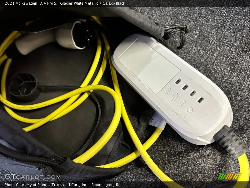 Glacier White Metallic / Galaxy Black 2021 Volkswagen ID.4 Pro S