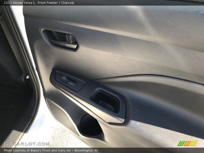 Fresh Powder / Charcoal 2021 Nissan Versa S