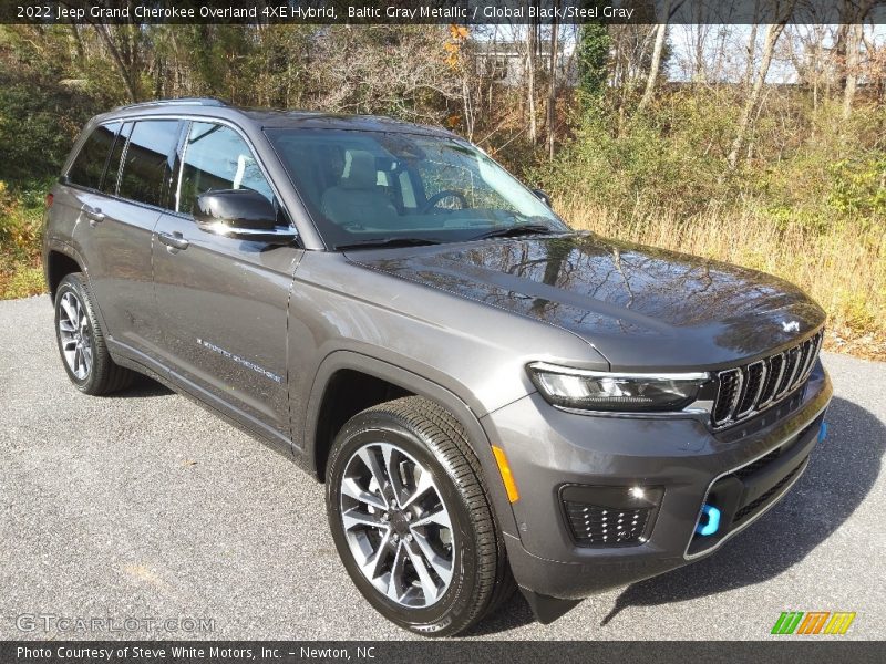 Front 3/4 View of 2022 Grand Cherokee Overland 4XE Hybrid