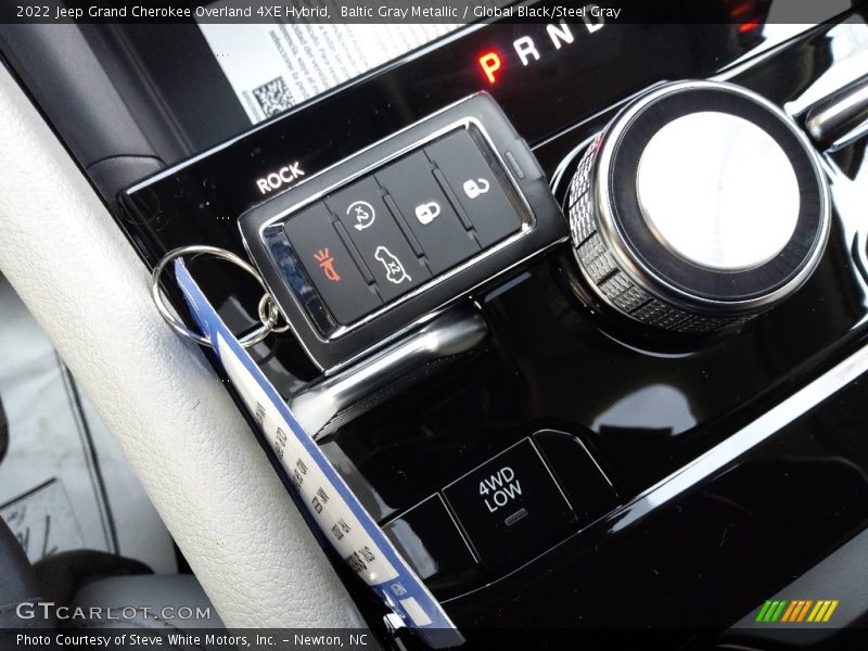  2022 Grand Cherokee Overland 4XE Hybrid 8 Speed Automatic Shifter