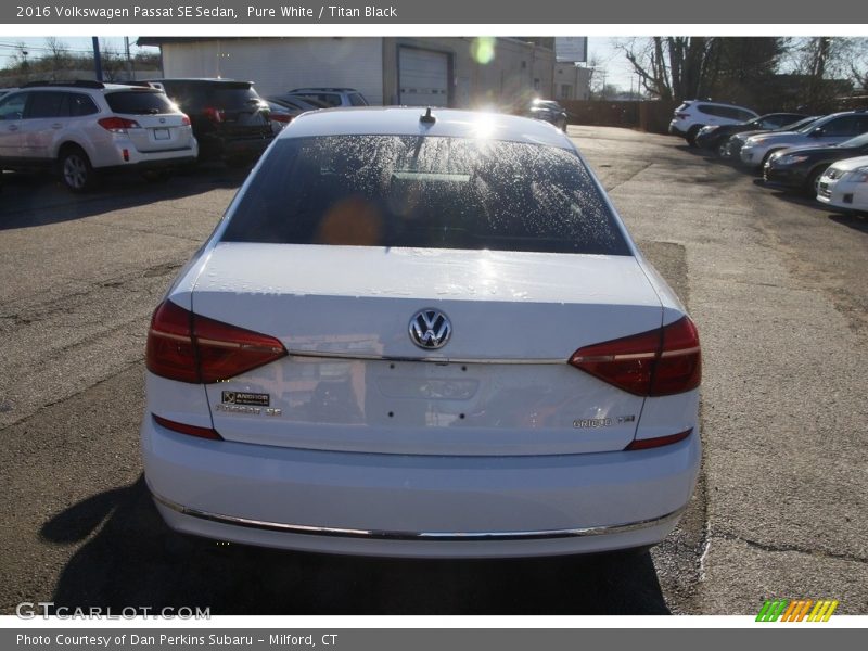 Pure White / Titan Black 2016 Volkswagen Passat SE Sedan