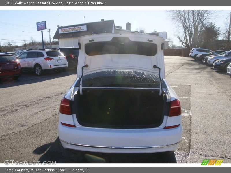 Pure White / Titan Black 2016 Volkswagen Passat SE Sedan