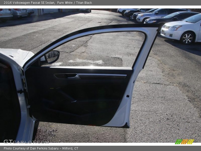 Pure White / Titan Black 2016 Volkswagen Passat SE Sedan