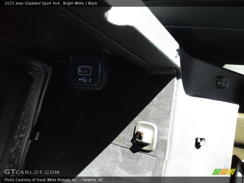 Bright White / Black 2023 Jeep Gladiator Sport 4x4