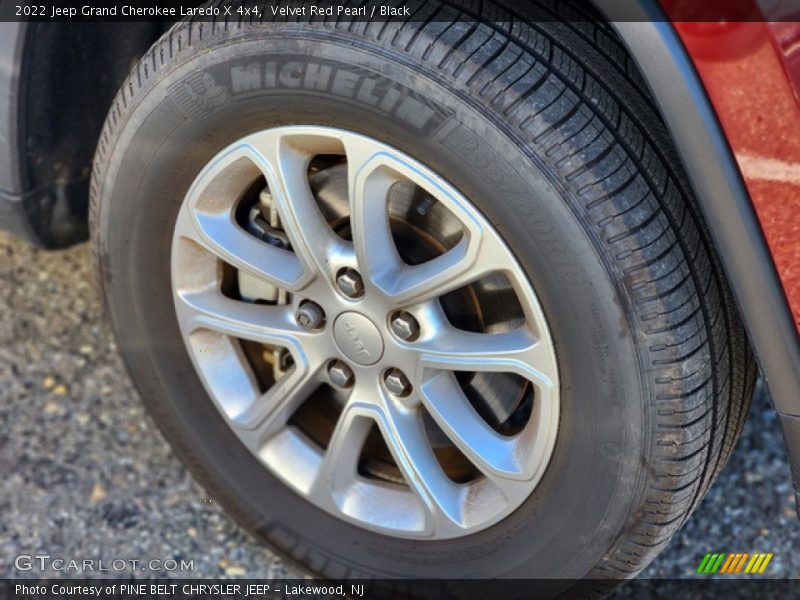 Velvet Red Pearl / Black 2022 Jeep Grand Cherokee Laredo X 4x4