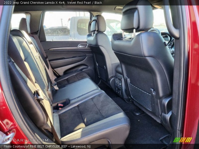 Velvet Red Pearl / Black 2022 Jeep Grand Cherokee Laredo X 4x4