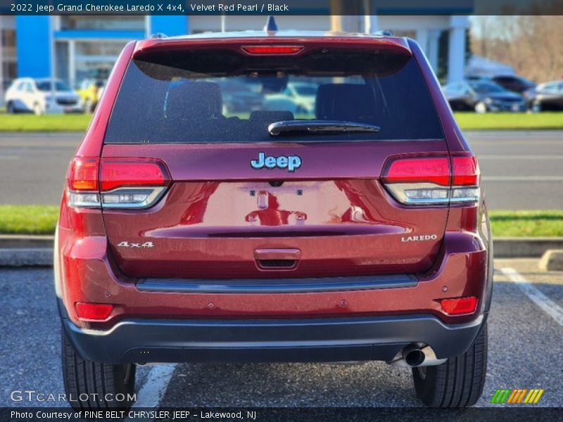 Velvet Red Pearl / Black 2022 Jeep Grand Cherokee Laredo X 4x4