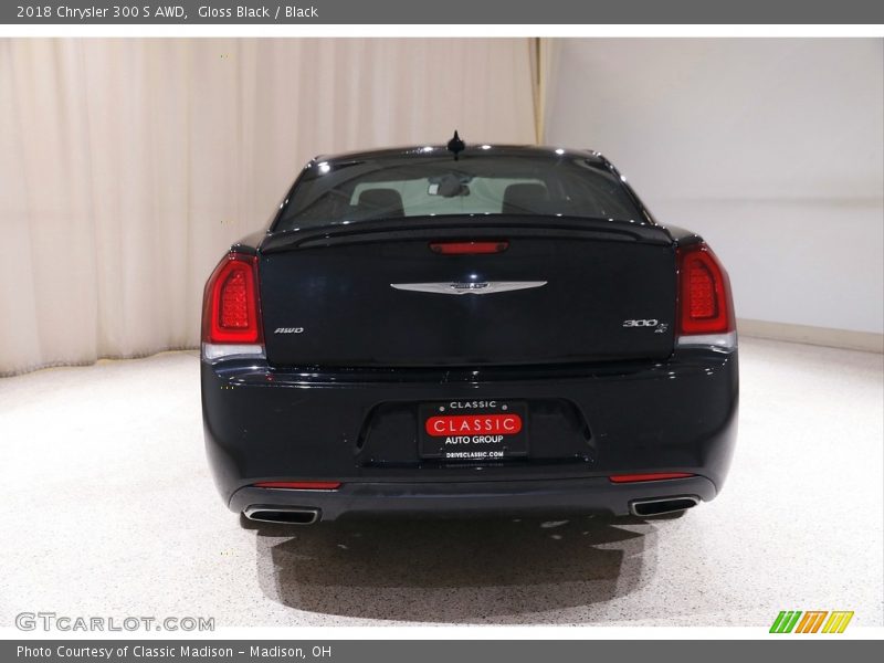 Gloss Black / Black 2018 Chrysler 300 S AWD