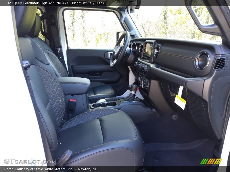 Bright White / Black 2023 Jeep Gladiator High Altitude 4x4