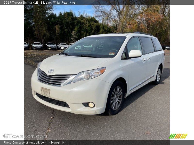 Blizzard White Pearl / Ash 2017 Toyota Sienna XLE