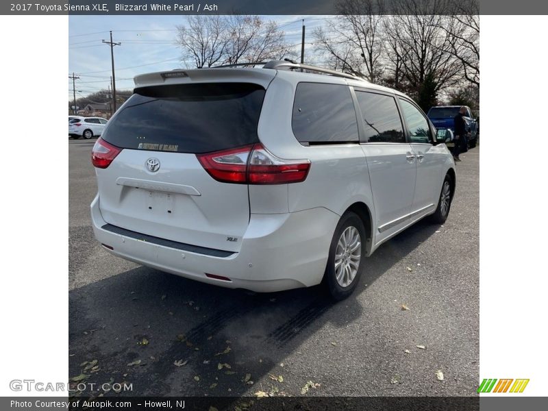 Blizzard White Pearl / Ash 2017 Toyota Sienna XLE