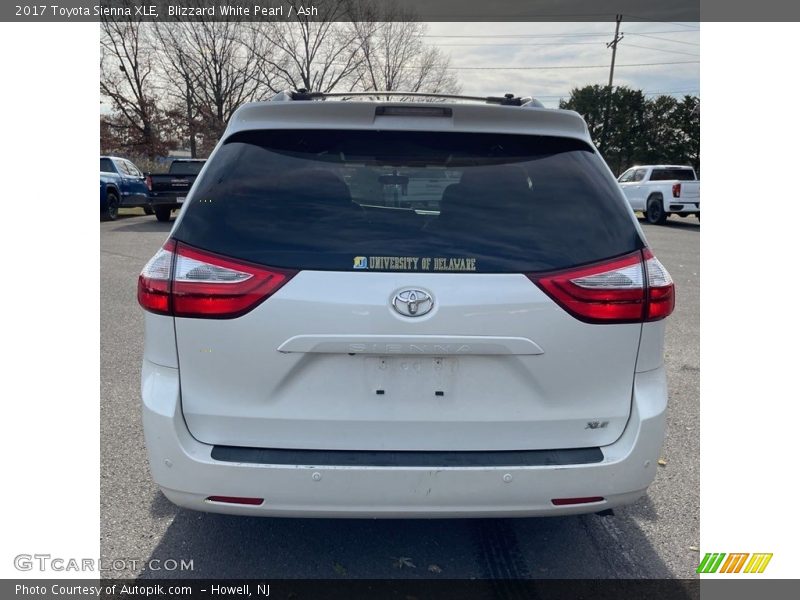 Blizzard White Pearl / Ash 2017 Toyota Sienna XLE