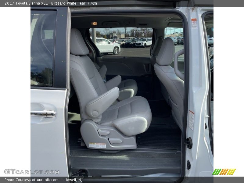 Blizzard White Pearl / Ash 2017 Toyota Sienna XLE