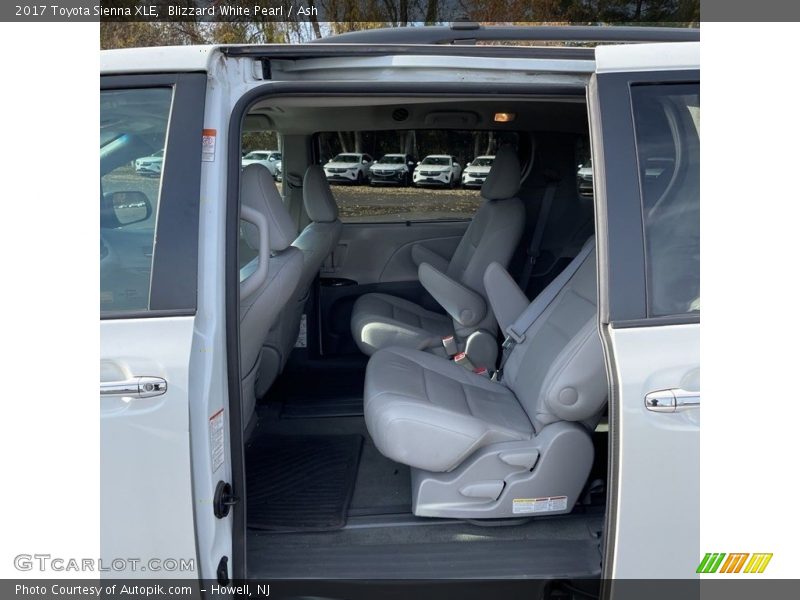 Blizzard White Pearl / Ash 2017 Toyota Sienna XLE
