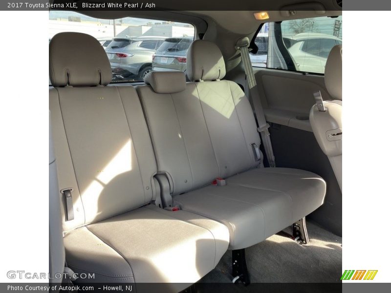 Blizzard White Pearl / Ash 2017 Toyota Sienna XLE