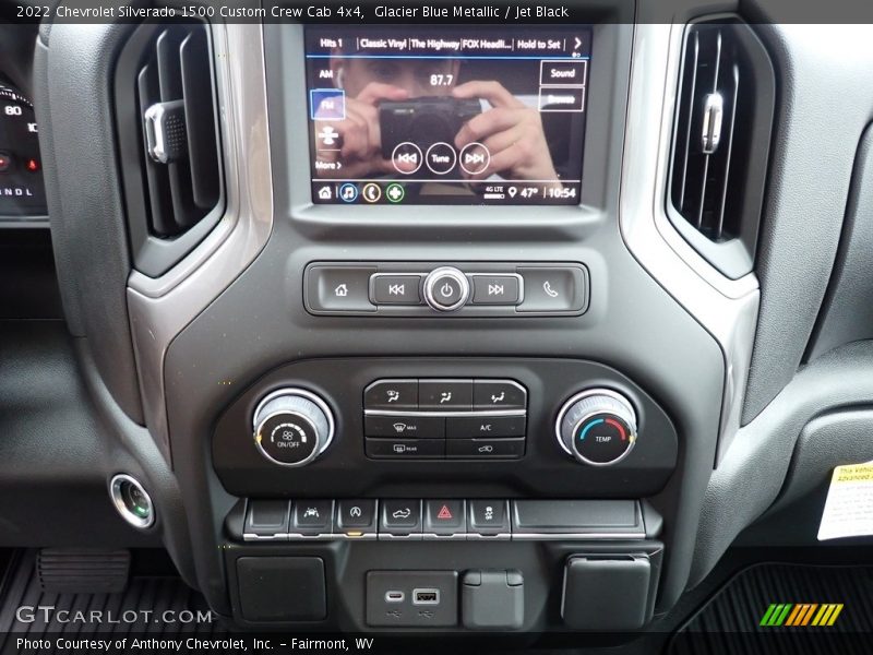Controls of 2022 Silverado 1500 Custom Crew Cab 4x4