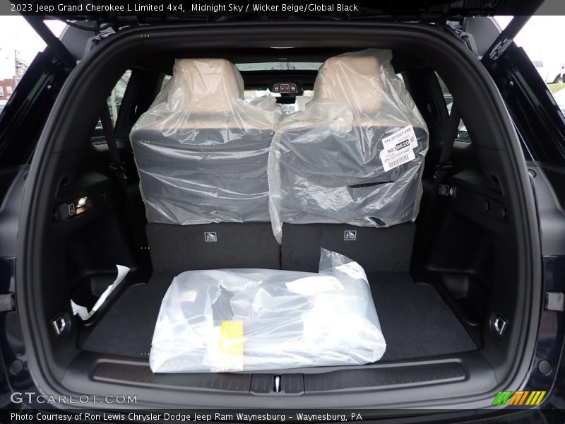  2023 Grand Cherokee L Limited 4x4 Trunk