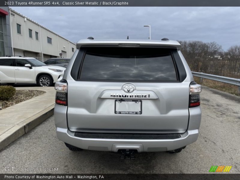 Classic Silver Metallic / Black/Graphite 2023 Toyota 4Runner SR5 4x4