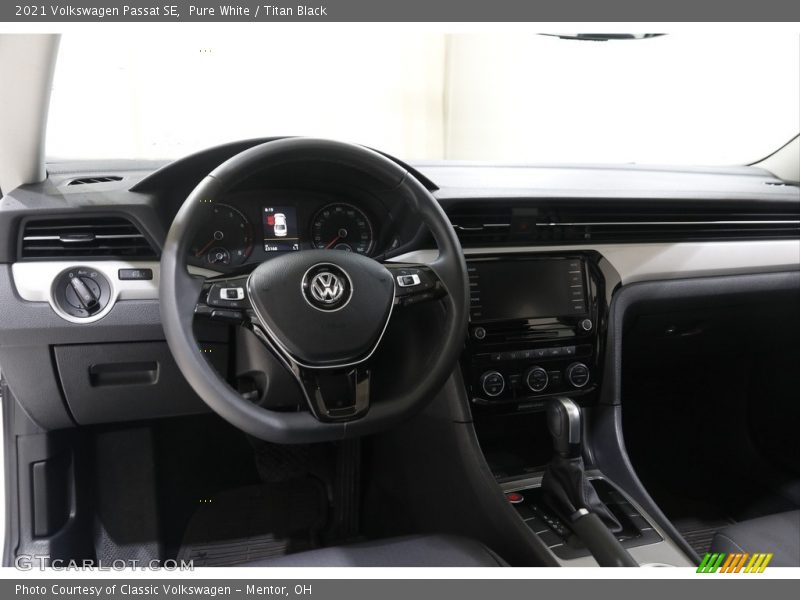 Pure White / Titan Black 2021 Volkswagen Passat SE