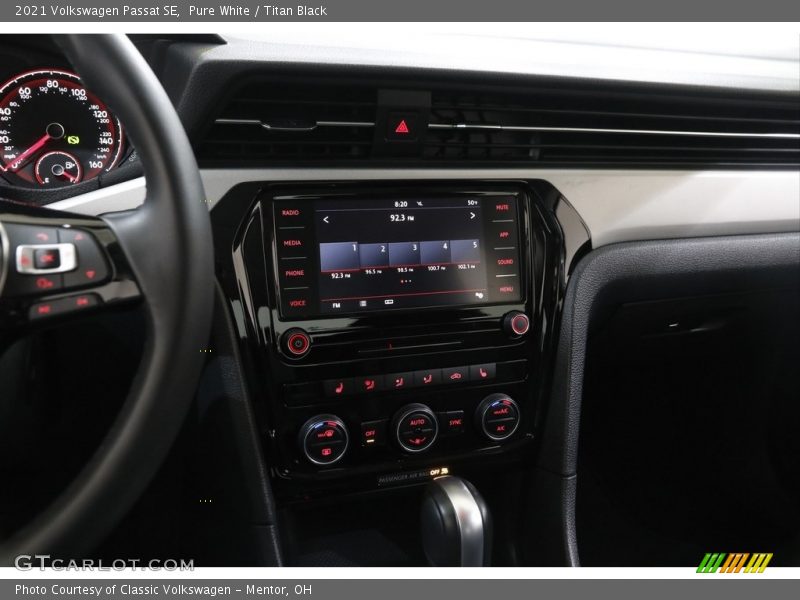 Pure White / Titan Black 2021 Volkswagen Passat SE