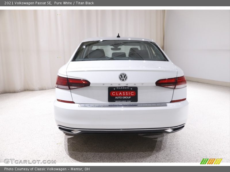 Pure White / Titan Black 2021 Volkswagen Passat SE