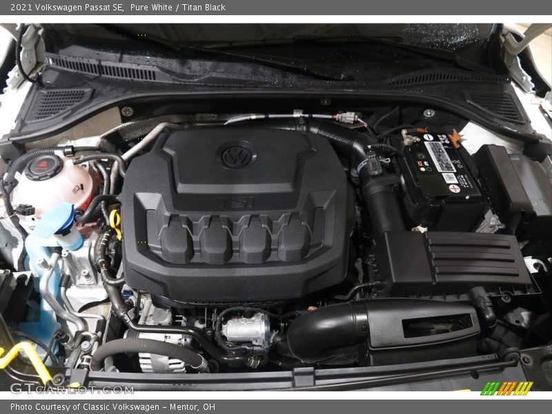 Pure White / Titan Black 2021 Volkswagen Passat SE