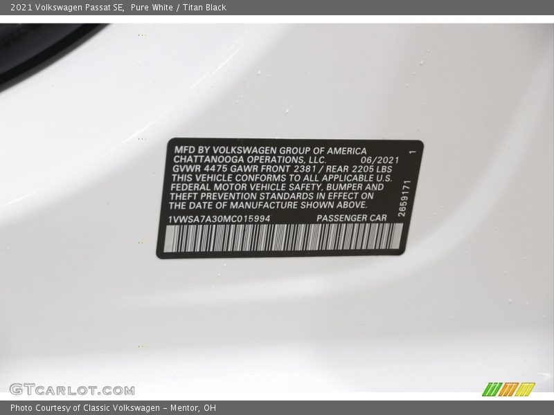 Pure White / Titan Black 2021 Volkswagen Passat SE