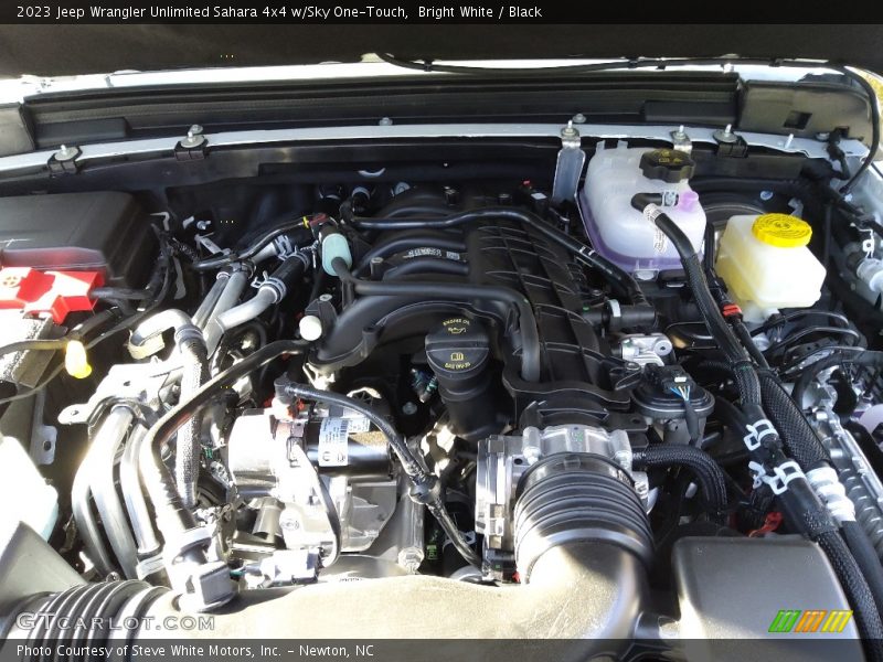 Bright White / Black 2023 Jeep Wrangler Unlimited Sahara 4x4 w/Sky One-Touch