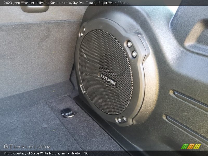 Bright White / Black 2023 Jeep Wrangler Unlimited Sahara 4x4 w/Sky One-Touch