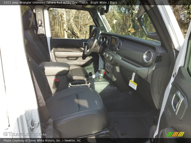 Bright White / Black 2023 Jeep Wrangler Unlimited Sahara 4x4 w/Sky One-Touch