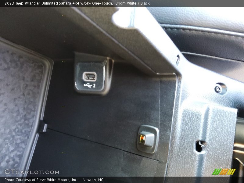Bright White / Black 2023 Jeep Wrangler Unlimited Sahara 4x4 w/Sky One-Touch