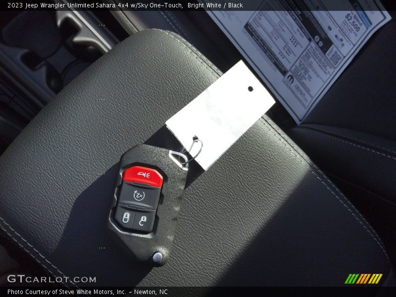 Bright White / Black 2023 Jeep Wrangler Unlimited Sahara 4x4 w/Sky One-Touch