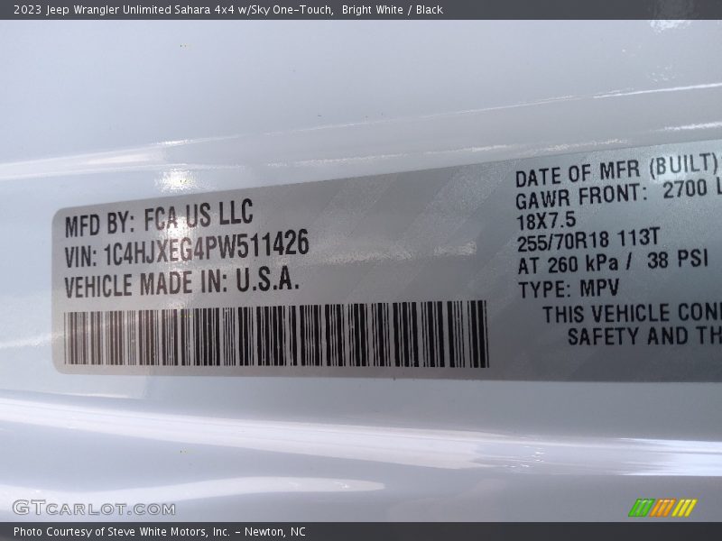 Bright White / Black 2023 Jeep Wrangler Unlimited Sahara 4x4 w/Sky One-Touch