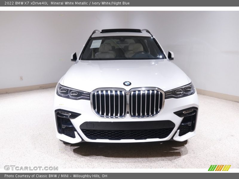 Mineral White Metallic / Ivory White/Night Blue 2022 BMW X7 xDrive40i