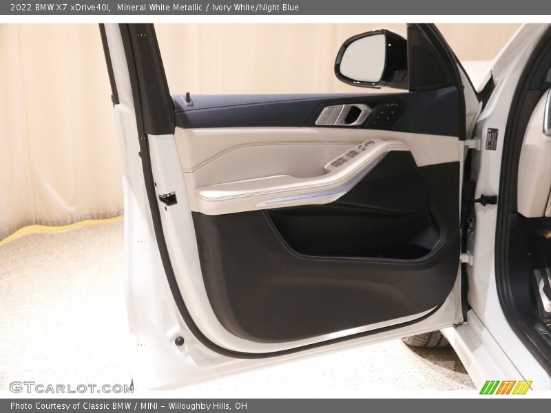 Mineral White Metallic / Ivory White/Night Blue 2022 BMW X7 xDrive40i