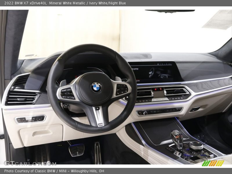 Mineral White Metallic / Ivory White/Night Blue 2022 BMW X7 xDrive40i
