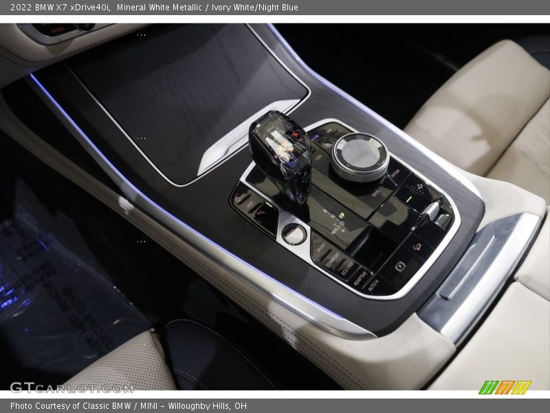 Mineral White Metallic / Ivory White/Night Blue 2022 BMW X7 xDrive40i