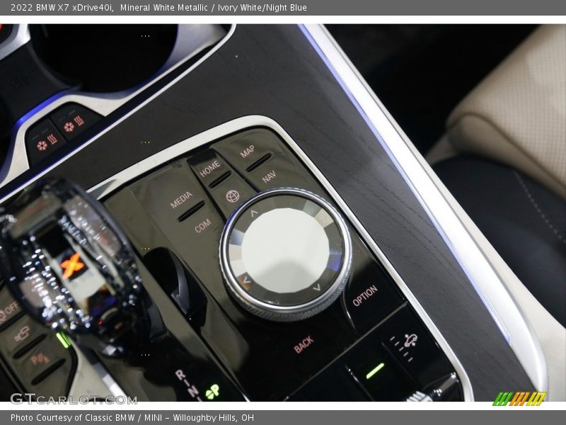Mineral White Metallic / Ivory White/Night Blue 2022 BMW X7 xDrive40i