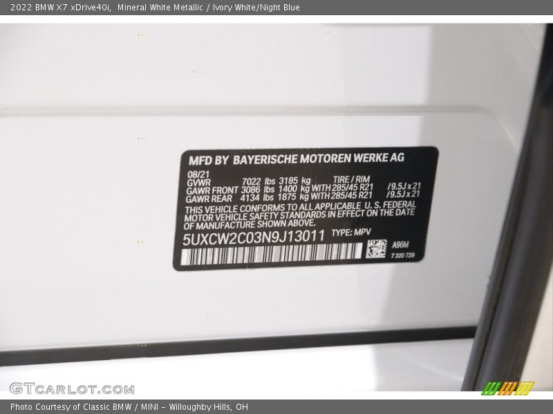 Mineral White Metallic / Ivory White/Night Blue 2022 BMW X7 xDrive40i
