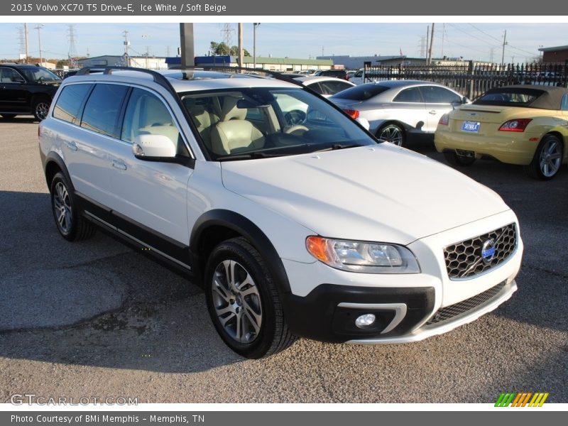 Front 3/4 View of 2015 XC70 T5 Drive-E