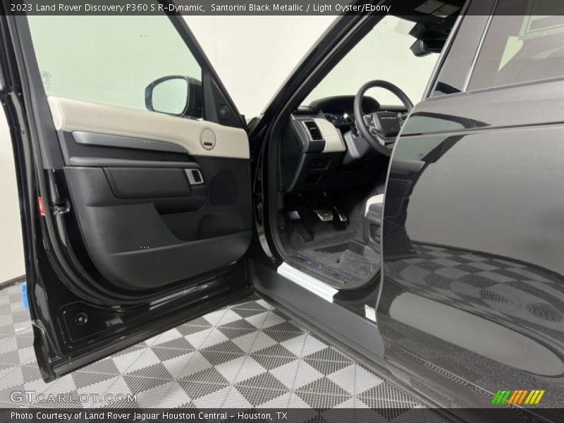 Santorini Black Metallic / Light Oyster/Ebony 2023 Land Rover Discovery P360 S R-Dynamic