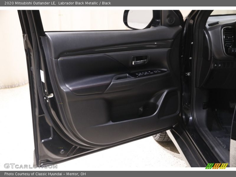 Labrador Black Metallic / Black 2020 Mitsubishi Outlander LE