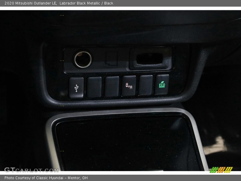 Labrador Black Metallic / Black 2020 Mitsubishi Outlander LE
