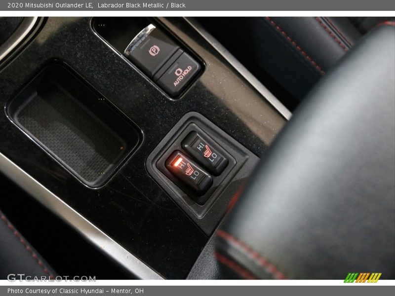 Labrador Black Metallic / Black 2020 Mitsubishi Outlander LE