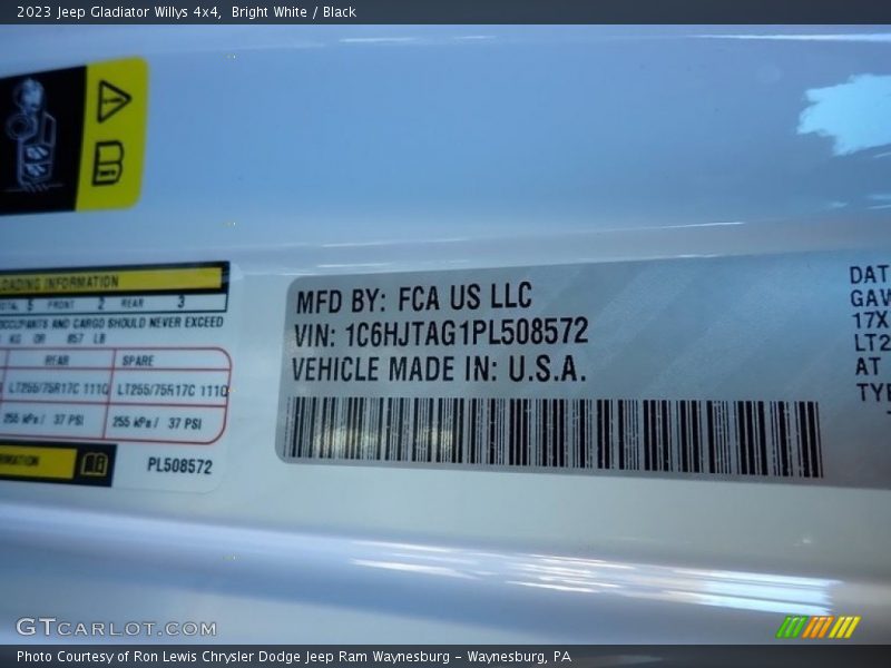 Bright White / Black 2023 Jeep Gladiator Willys 4x4