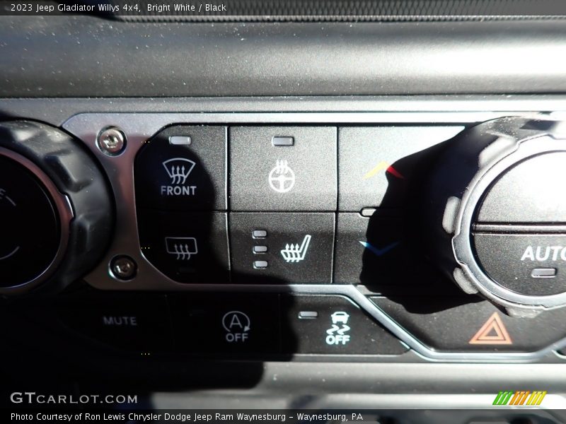 Bright White / Black 2023 Jeep Gladiator Willys 4x4