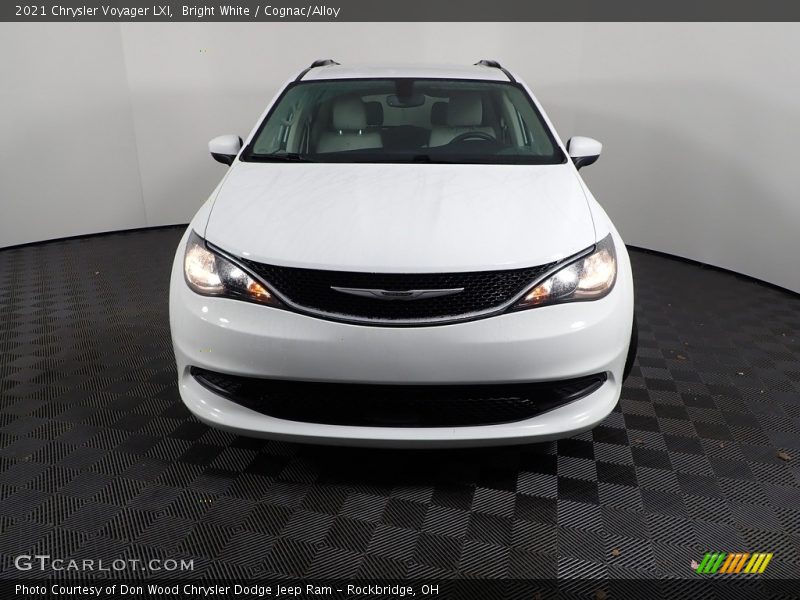 Bright White / Cognac/Alloy 2021 Chrysler Voyager LXI