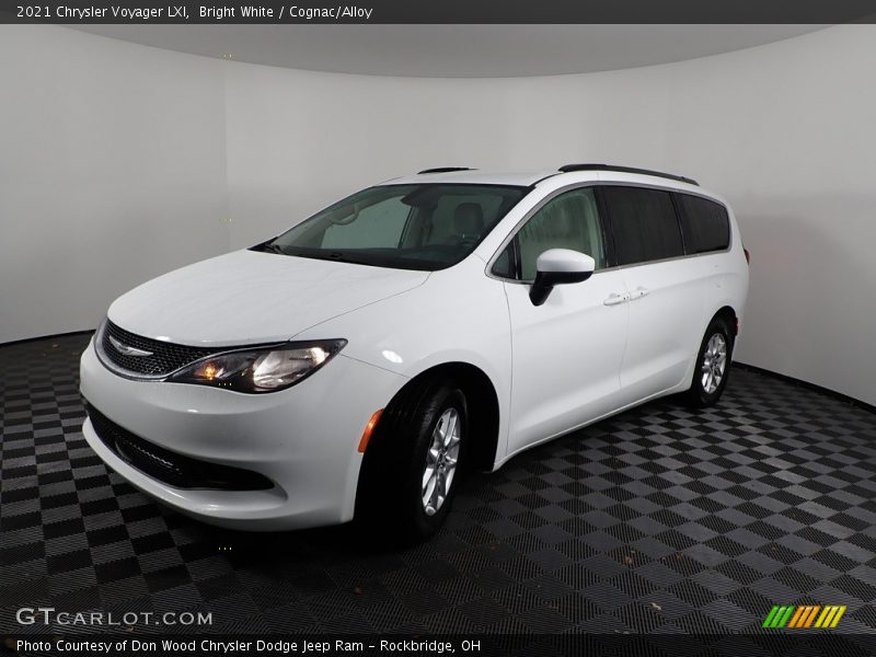 Bright White / Cognac/Alloy 2021 Chrysler Voyager LXI
