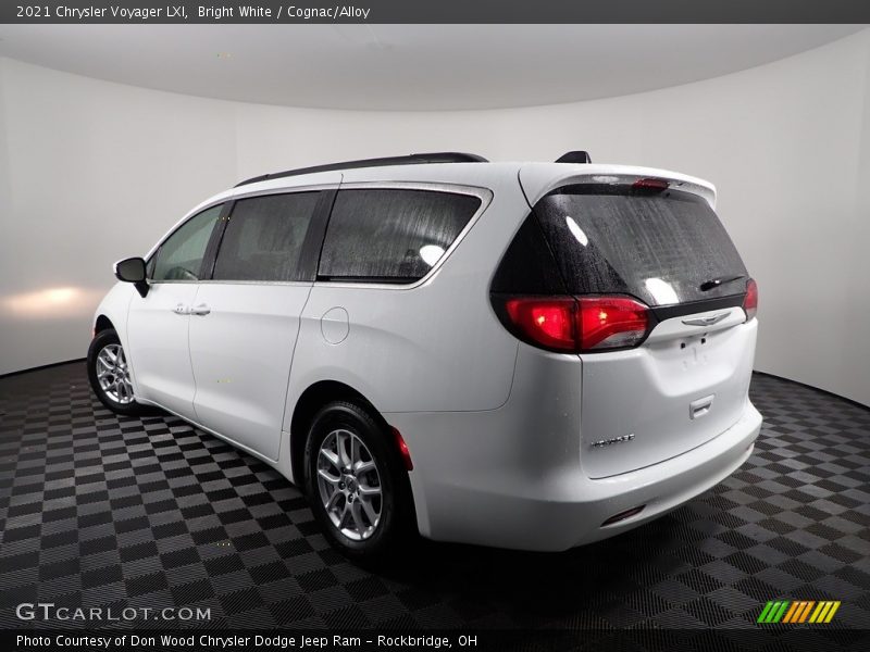 Bright White / Cognac/Alloy 2021 Chrysler Voyager LXI